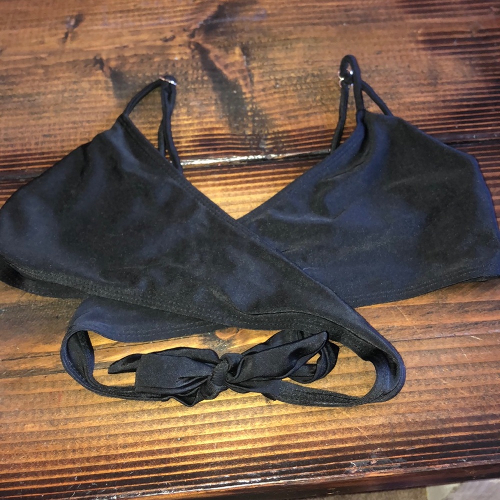 💛5/$15 
Black front wrap bikini top